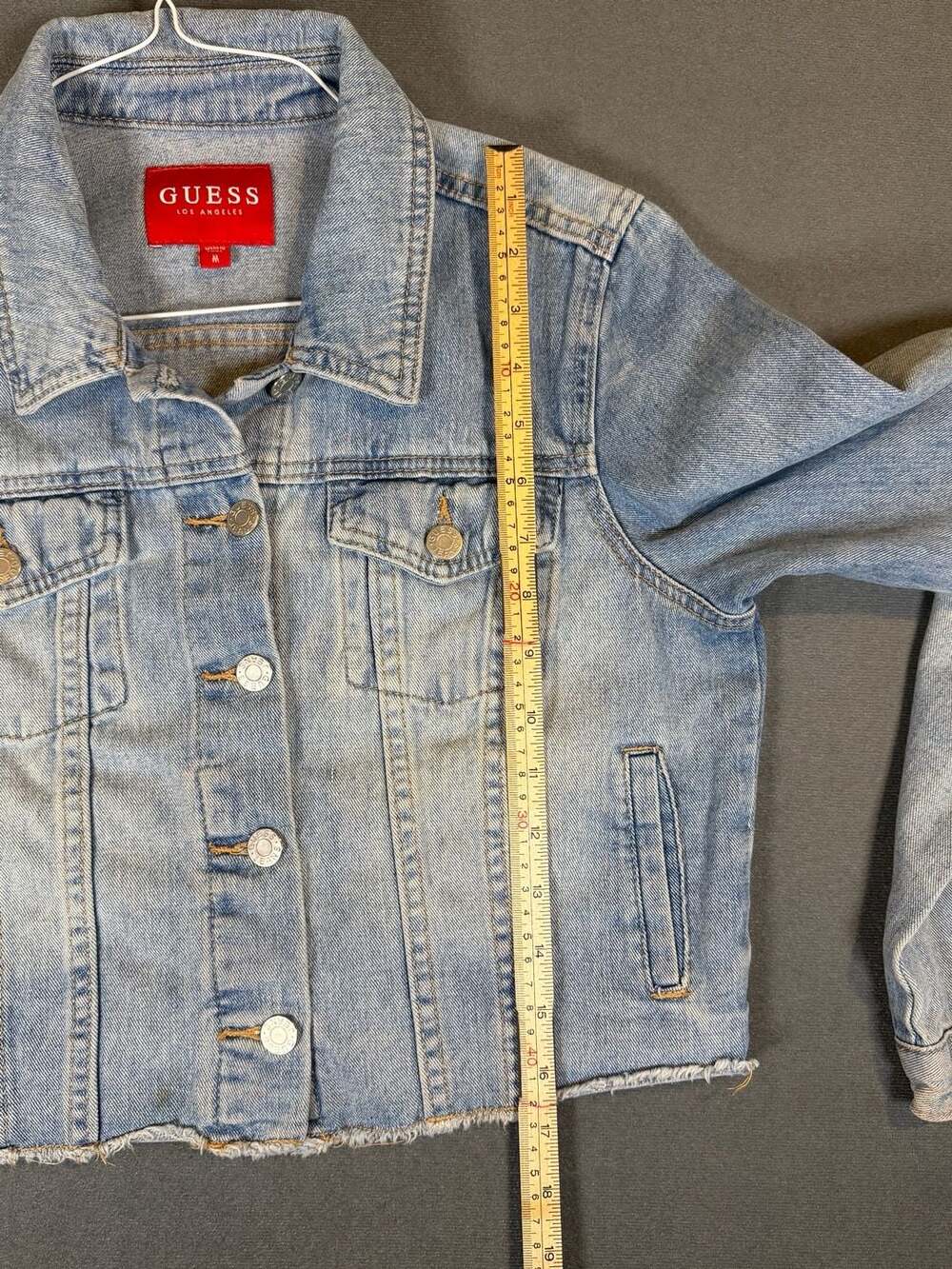 GUESS Cropped Denim Jacket Medium Light Wash Raw Hem Y2K - Picture 4 of 6